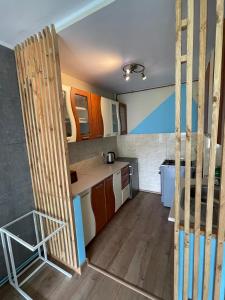 una pequeña cocina con una escalera que conduce a una habitación en Kawalerka Nad Morzem II en Gdansk