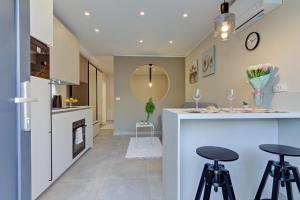 Delux studio apartment Aron with free Parking في بولا: مطبخ مع بار و كرسيين في الغرفة