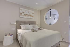 Delux studio apartment Aron with free Parking في بولا: غرفة نوم بها سرير عليه منشفتان