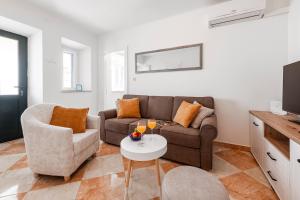 sala de estar con sofá y mesa en Apartment Viki, en Dubrovnik