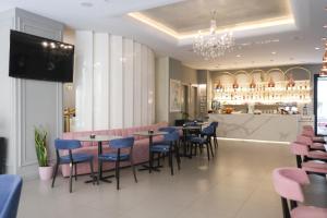 TV a/nebo společenská místnost v ubytování Golden City Hotel , Tirana