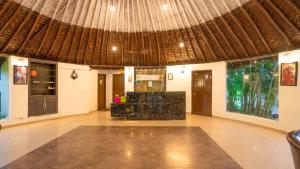 een grote kamer met een groot plafond en een vloer bij Corbett Fun Resort in Rāmnagar