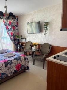 普里莫爾斯科的住宿－Luxury Premium przy samym Morzu Plaży，厨房以及带床和椅子的客厅。