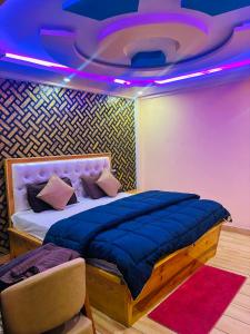 - une chambre avec un lit au plafond violet dans l'établissement Paradise Point Hotel & Restro, à Darjeeling