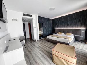 ein Hotelzimmer mit Bett und Schreibtisch in der Unterkunft Mediterranea Hotel & Convention Center in Salerno