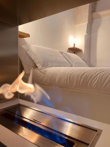 un letto in una camera con forno a legna di Civico 60 Apartments a Ceglie Messapica