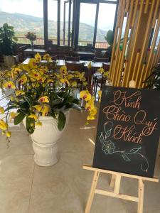 Restoran või mõni muu söögikoht majutusasutuses Khu Nghỉ Dưỡng View Triệu Mây