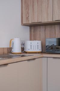 um balcão de cozinha com duas torradeiras e uma torradeira em Peterhead Stay - SJA Stays - Modern 2 Bed Apartment em Peterhead