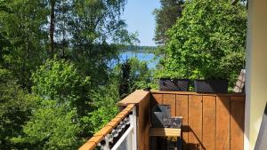 a balcony with a view of a body of water at Komfortowy Apartament Narie in Kretowiny