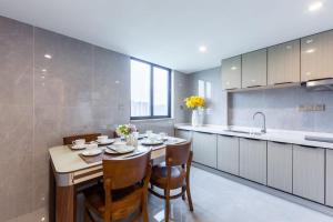 Cucina o angolo cottura di Serveyou International Apartment - Free Airport Pickup & Free Canton Fair Shuttle Bus