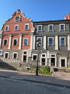 un gran edificio de piedra con techo en una calle en Florian en Kamianets-Podilskyi