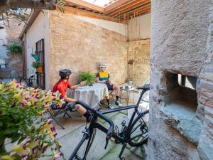 dos personas sentadas en una mesa con sus bicicletas en Luxury Apartment Stancesvic LOFT (New), en Vic