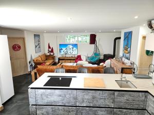 Il comprend une cuisine et un salon avec un canapé. dans l'établissement Les Fées Mer : appart 150 m² hypercentre calme 10p, à Chamonix-Mont-Blanc