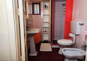 a small bathroom with a toilet and a sink at Casetta indipendente MottaSant'anastasia in Motta SantʼAnastasia