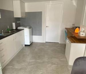 Kuchyň nebo kuchyňský kout v ubytování Cosy 2 bedroom unit in Howick close to bus and supermarket