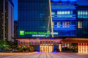 南京市にあるHoliday Inn Express Nanjing Riverside by IHGの側面に看板がある建物