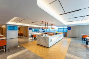 南京市にあるHoliday Inn Express Nanjing Riverside by IHGのキッチンとダイニングエリアを備えたオフィスロビー