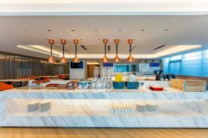 南京市にあるHoliday Inn Express Nanjing Riverside by IHGの大きな島のある広いキッチンが備わる客室です。 +36枚の写真
