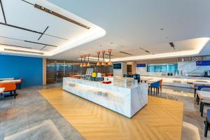 南京滨江智选假日酒店餐厅或其他用餐的地方