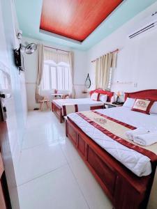 Habitación de hotel con 2 camas y TV en Khách Sạn Tuyết Linh Lý Sơn, en Quảng Ngãi