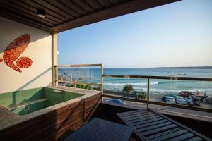 南灣的住宿－蝴蝶旅店，享有海滩和海洋美景的阳台。