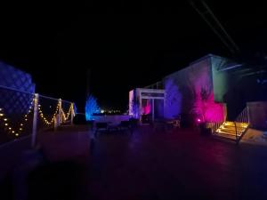 - une vue nocturne sur une maison aux lumières de Noël dans l'établissement Ta Pinu Spa Suite - Luxury Heritage Living, à Żebbuġ