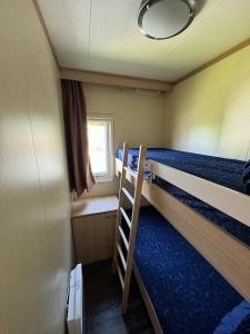Tempat tidur susun dalam kamar di RBR 1252 - Beach Resort Kamperland