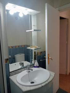 ein Badezimmer mit einem Waschbecken und einem großen Spiegel in der Unterkunft Playa Beach Malaga 3habts dobles, cocina familiar, apartamento completo in La Cala del Moral