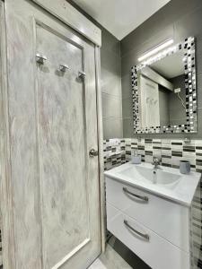 a bathroom with a shower and a sink and a mirror at Casa Relu Urbanización Torres del Castillo in Costa de Antigua
