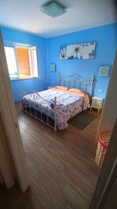 ein Schlafzimmer mit einem Bett in einem blauen Zimmer in der Unterkunft Domus Bolsena in Bolsena