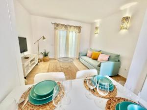 salon ze stołem i kanapą w obiekcie La Casa de las Flores w mieście Costa de Antigua