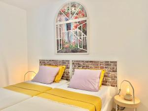 dwa łóżka w pokoju z oknem w obiekcie La Casa de las Flores w mieście Costa de Antigua +20 zdjęć