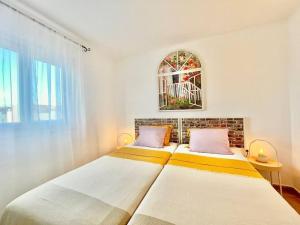 sypialnia z dwoma łóżkami i oknem w obiekcie La Casa de las Flores w mieście Costa de Antigua