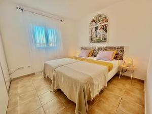 Łóżko lub łóżka w pokoju w obiekcie La Casa de las Flores