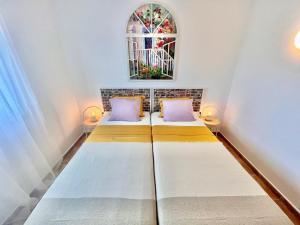 Łóżko lub łóżka w pokoju w obiekcie La Casa de las Flores