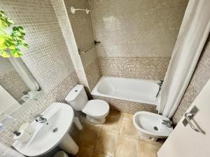 łazienka z umywalką, toaletą i wanną w obiekcie La Casa de las Flores w mieście Costa de Antigua