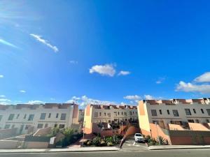 szereg budynków apartamentowych na ulicy miejskiej w obiekcie La Casa de las Flores w mieście Costa de Antigua