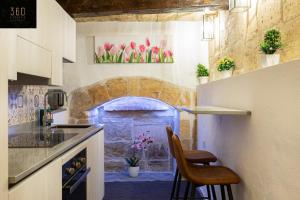 Η κουζίνα ή μικρή κουζίνα στο 1BR Charming townhouse in capital city with WIFI by 360 Estates +24 φωτογραφίες