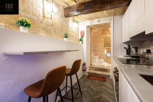 Η κουζίνα ή μικρή κουζίνα στο 1BR Charming townhouse in capital city with WIFI by 360 Estates