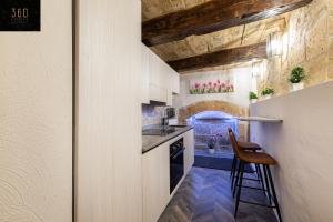 Η κουζίνα ή μικρή κουζίνα στο 1BR Charming townhouse in capital city with WIFI by 360 Estates