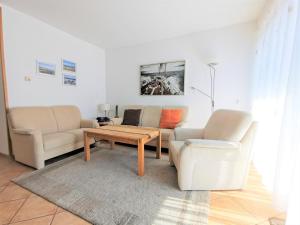 Una sala de estar con dos sillas y una mesa de café. en Reihenhaus Donna, en Dahme
