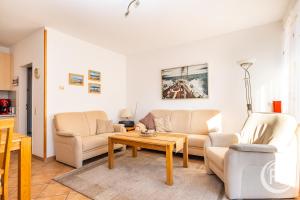 Una sala de estar con dos sofás y una mesa de café. en Reihenhaus Donna, en Dahme 11 fotos más