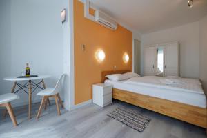 una camera con letto, tavolo e sedia di Guesthouse Halilagic a Krk