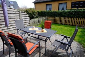 Una mesa y sillas en un patio. en Reihenhaus Donna, en Dahme