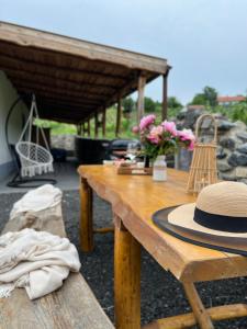 un tavolo da picnic con un cappello sopra di Somló Nordic a Somlószőlős