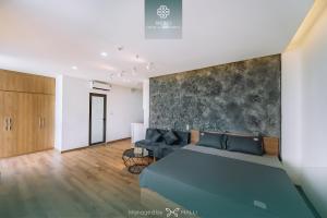 sala de estar con cama y sofá en Merci Hotel & Apartment - Le Hong Phong, Hai Phong, en Hai Phong