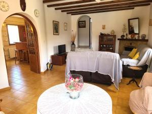un soggiorno con tavolo e bicchiere di vino sopra di Laura a Els Poblets