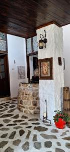 um quarto com uma lareira de pedra numa casa em Edward Lear em Berat