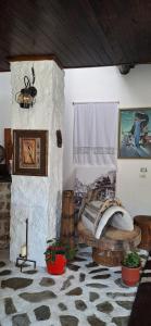 sypialnia z łóżkiem w kamiennej ścianie w obiekcie Edward Lear w mieście Berat