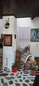 um quarto com uma cama numa parede de pedra em Edward Lear em Berati